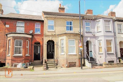 3 bedroom terraced house to rent, Maldon Road, Colchester, Essex, CO3