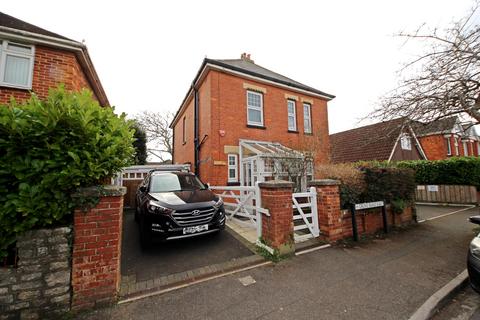 3 bedroom detached house to rent, Grove Road East, Christchurch, Dorset