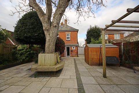 3 bedroom detached house to rent, Grove Road East, Christchurch, Dorset