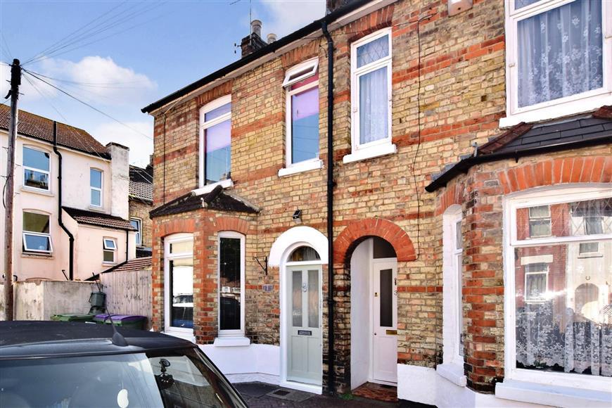 Bradstone New Road, Folkestone, Kent 2 bed end of terrace house £170,000