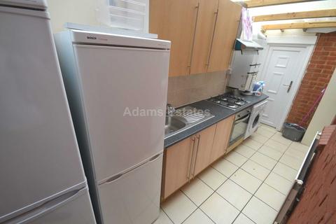 7 bedroom terraced house to rent, Donnington Gardens, Reading