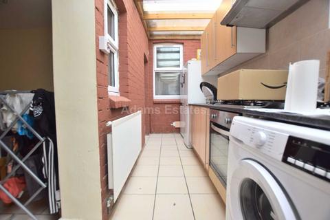7 bedroom terraced house to rent, Donnington Gardens, Reading