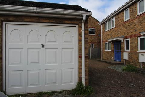 3 bedroom semi-detached house to rent, Church View Close, Southend On Sea