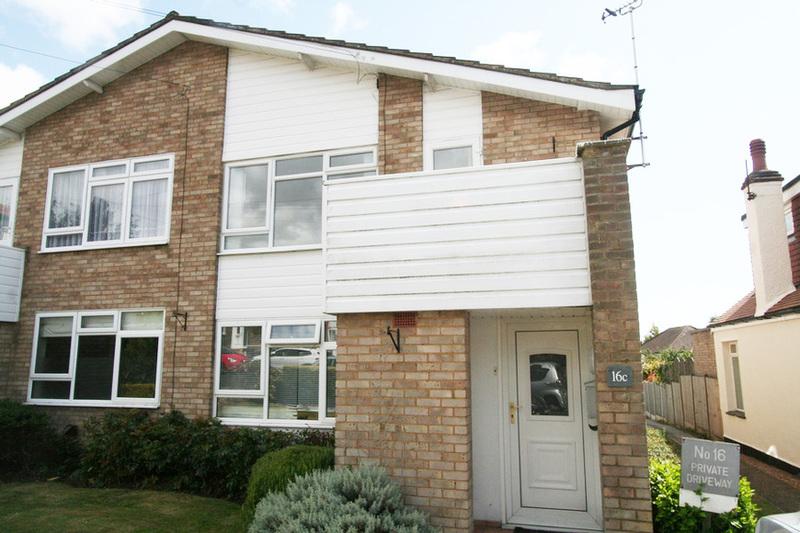 Crescent Road, LeighonSea 2 bed flat £850 pcm (£196 pw)