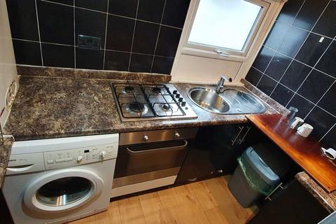 3 bedroom flat to rent, Mackintosh Place, Cardiff