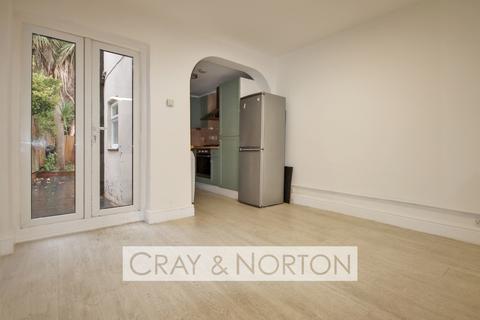 2 bedroom house to rent, Salisbury Road, Woodside, SE25