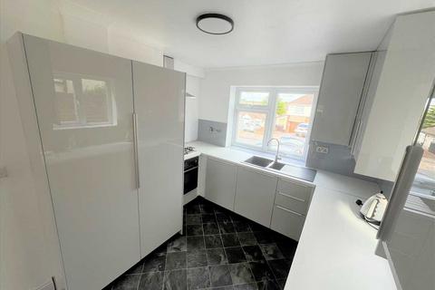 3 bedroom semi-detached house to rent, Fontayne Avenue, Romford