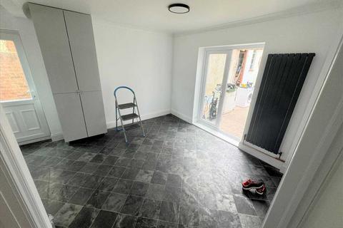 3 bedroom semi-detached house to rent, Fontayne Avenue, Romford