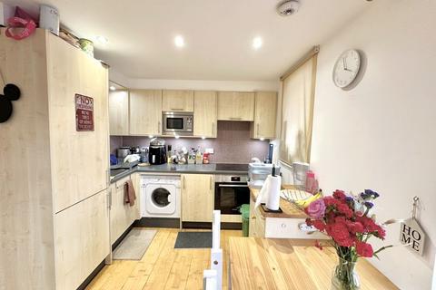 2 bedroom apartment for sale, The Oaks Square, Epsom