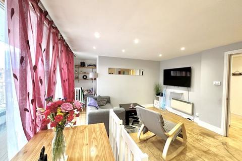 2 bedroom apartment for sale, The Oaks Square, Epsom