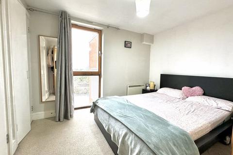 31 The Oaks Square, Epsom, KT19 8AR