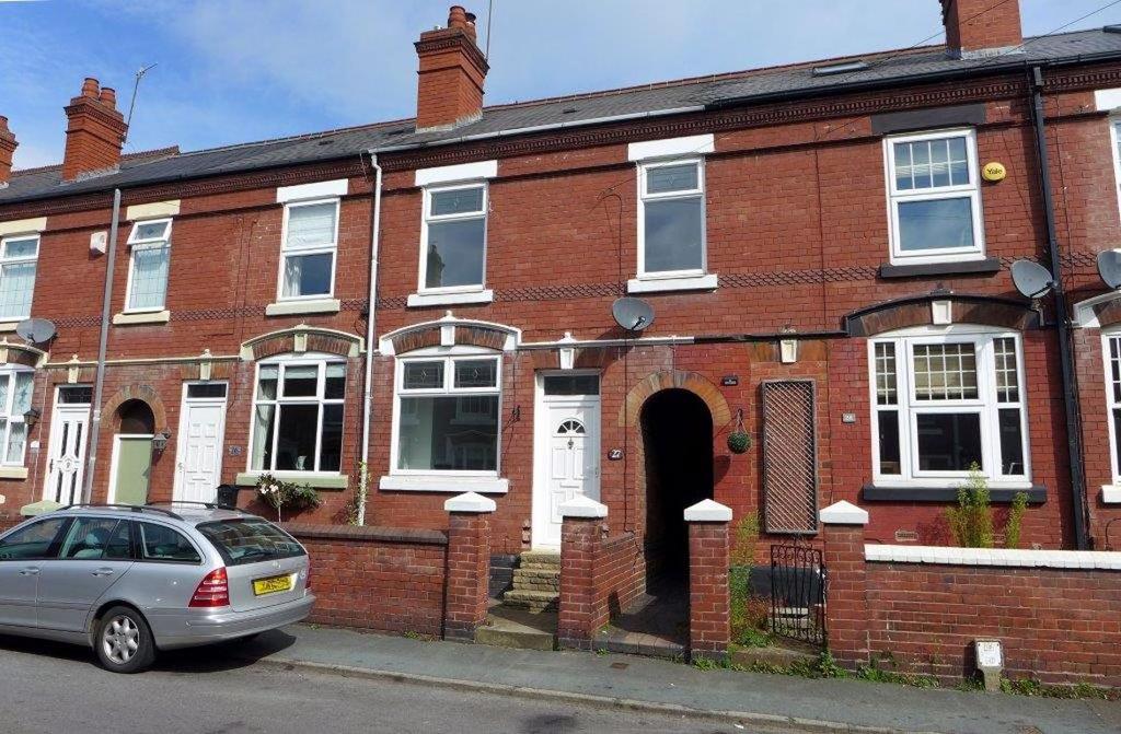 Platts Crescent Amblecote 3 bed terraced house £675 pcm (£156 pw)