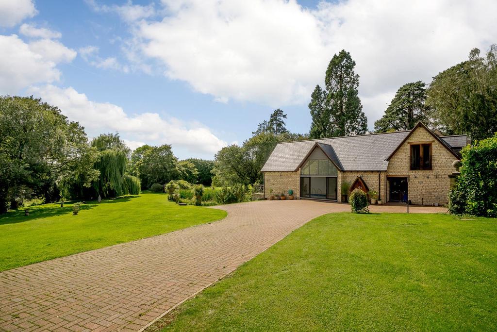 Mackworth Drive, Finedon, Wellingborough, Northamptonshire 5 bed