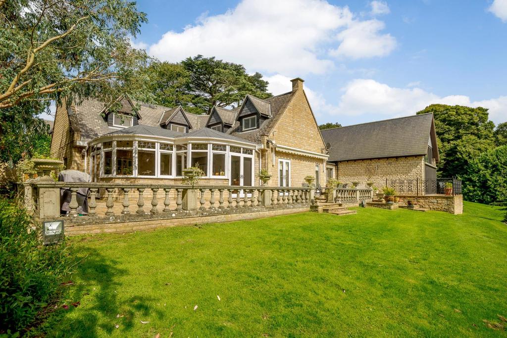 Mackworth Drive, Finedon, Wellingborough, Northamptonshire 5 bed