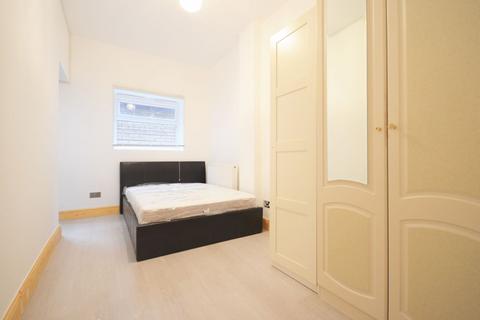 1 bedroom in a house share to rent, Chatsworth Gardens, Acton W3 9LP