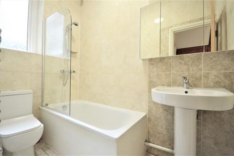 1 bedroom in a house share to rent, Chatsworth Gardens, Acton W3 9LP