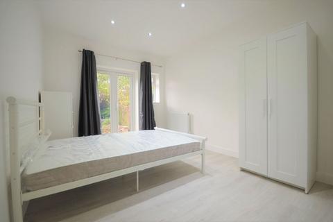 1 bedroom in a house share to rent - Friary Road, East Acton