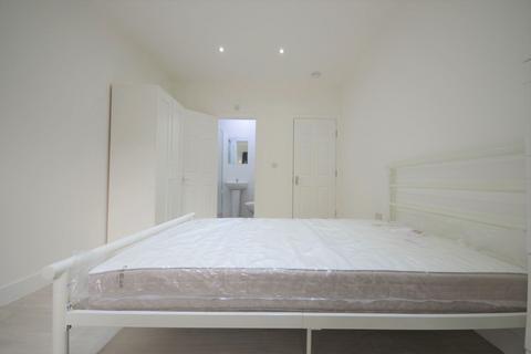 1 bedroom in a house share to rent - Friary Road, East Acton