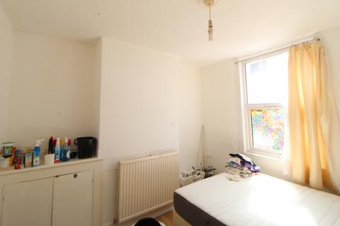 3 bedroom terraced house to rent, Hartington Street, Chatham, ME4