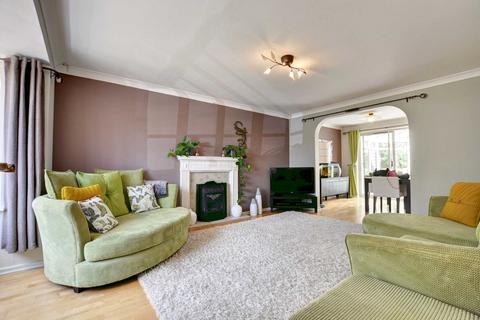 4 bedroom detached house to rent, The Spinney, High Wycombe HP11