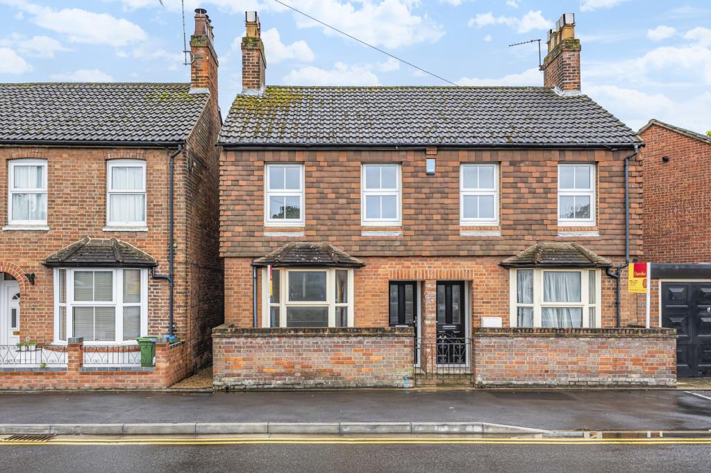 Stocklake, Aylesbury, HP20 2 bed semidetached house £900 pcm (£208 pw)