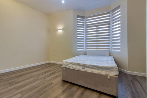 4 bedroom flat to rent, Brockley Cross, London SE4