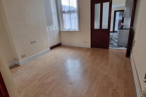 3 bedroom terraced house to rent, Gipsy Road  Leicester