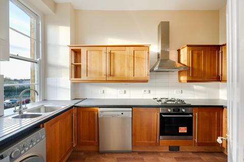 3 bedroom flat to rent, Beaufort Road, Clifton