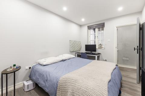 Studio to rent, Foubert's Place, Carnaby W1