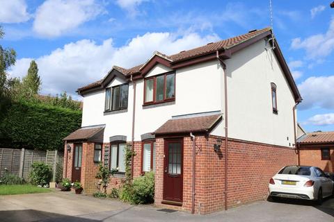 2 bedroom semi-detached house to rent, Lammas Close, Godalming GU7