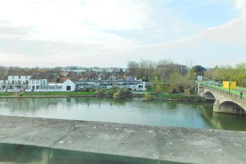 2 bedroom flat to rent - Thames Edge, Clarence Street, Staines, Middlesex, TW18 4BU