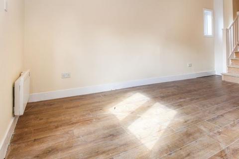 3 bedroom flat to rent, High Street, Hornsey N8