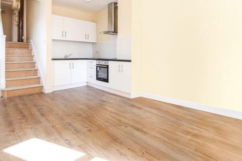 3 bedroom flat to rent, High Street, Hornsey N8