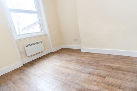 3 bedroom flat to rent, High Street, Hornsey N8