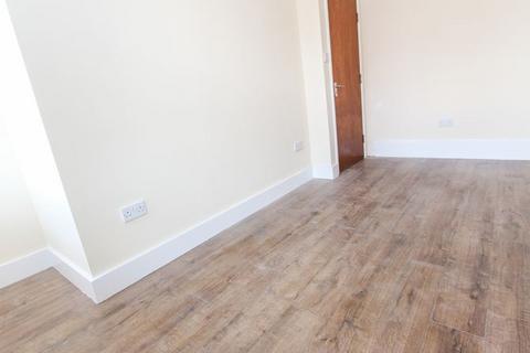 3 bedroom flat to rent, High Street, Hornsey N8