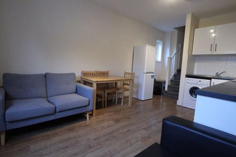 3 bedroom flat to rent, High Street, Hornsey N8