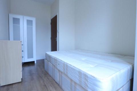 3 bedroom flat to rent, High Street, Hornsey N8