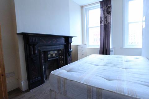 3 bedroom flat to rent, High Street, Hornsey N8