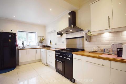 4 bedroom semi-detached house to rent, Wakemans Hill Ave, Colindale