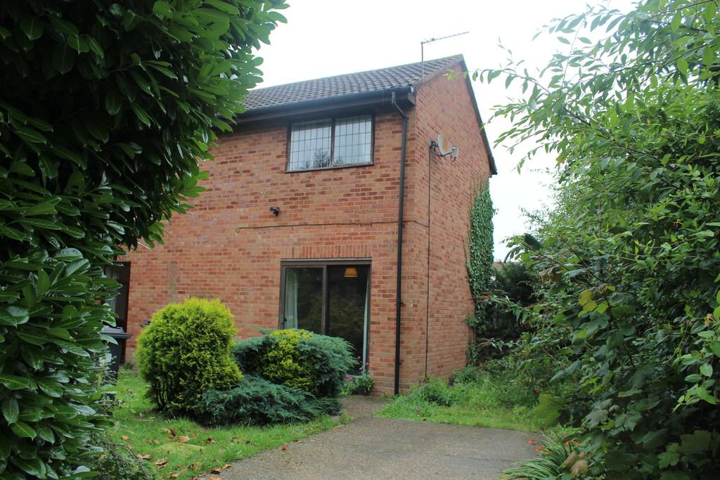 Pine Tree Avenue, Canterbury 4 bed detached house £300 pcm (£69 pw)
