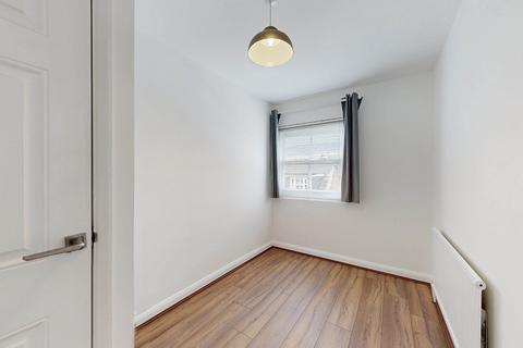 2 bedroom flat to rent, Bay House, Sutton Place, E9
