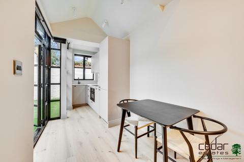 Studio to rent, Heath Street, Hampstead NW3