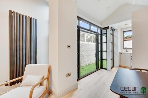Studio to rent, Heath Street, Hampstead NW3