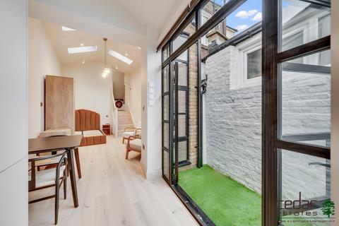 Studio to rent, Heath Street, Hampstead NW3