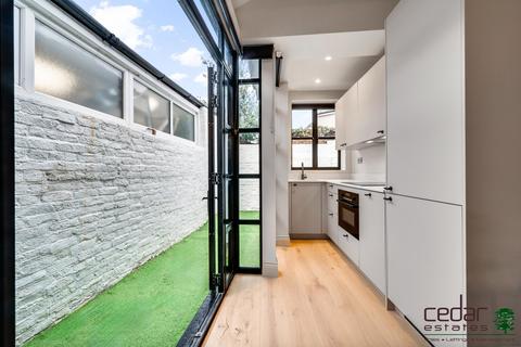 Studio to rent, Heath Street, Hampstead NW3