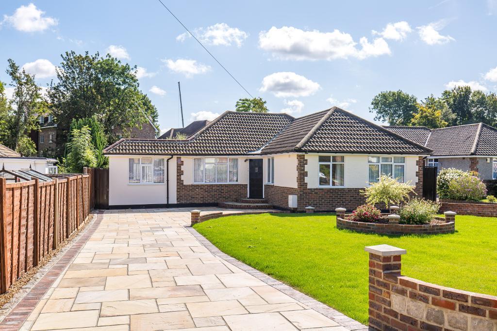 Mayes Close, Warlingham, Surrey, CR6 9LB 3 bed semidetached bungalow