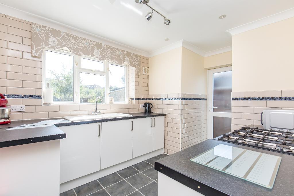 Mayes Close, Warlingham, Surrey, CR6 9LB 3 bed semidetached bungalow