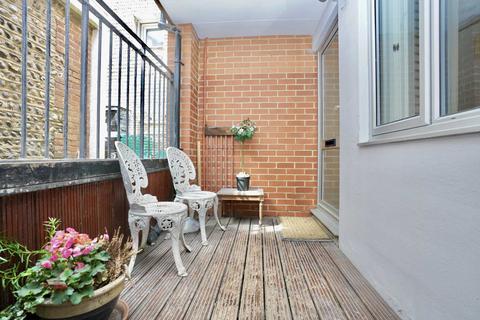 2 bedroom house to rent, St James Gardens, Brighton