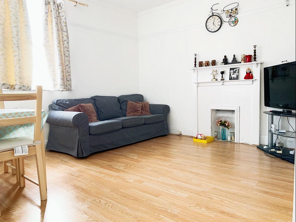 Station Parade, Noel Road, Acton, London, W3 3 bed flat £2,200 pcm (£508 pw)