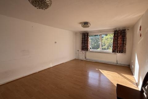 3 bedroom flat to rent, Convent Way, Southall